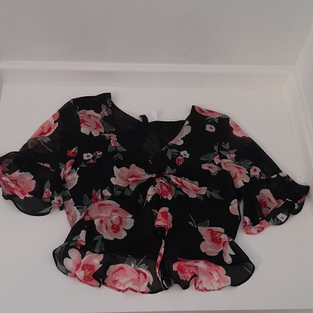 Divided H&M crop floral top adjustable scrunch tie in front